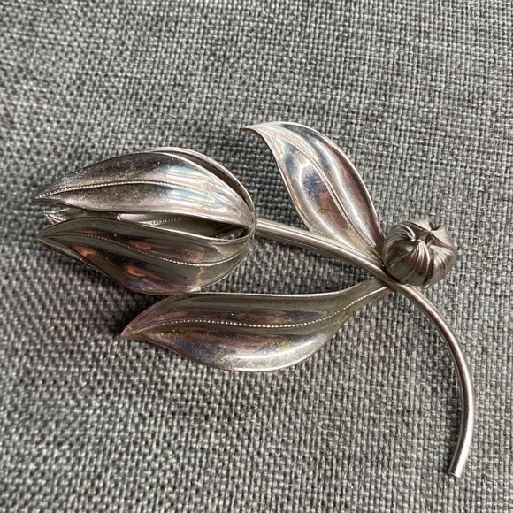 Estate Jewelry - Vintage Silver Tone Tulip Flower Brooch Pin – Possibly Silver Plated